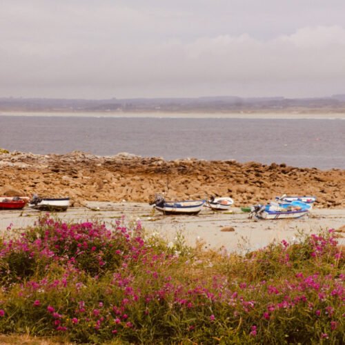 bateaux échoués sur une plage bretonne