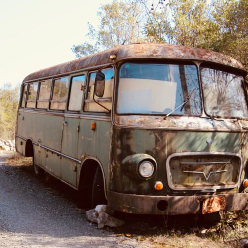 Bus ancien vert, abandonné et rouillé dans la campagne du Monténégro