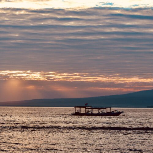 bateau sur la mer au coucher du soleil à bali