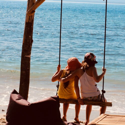 enfants nomades faisant de la balançoire face à la mer en indonésie