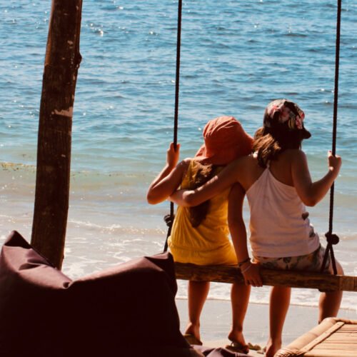 enfants nomades faisant de la balançoire face à la mer en indonésie