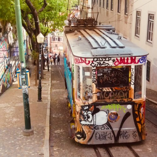 funiculaire de lisbonne tagué dans une rue en pente