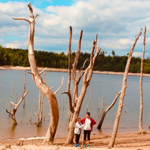 2 Filles d'une famille nomade devant un lac