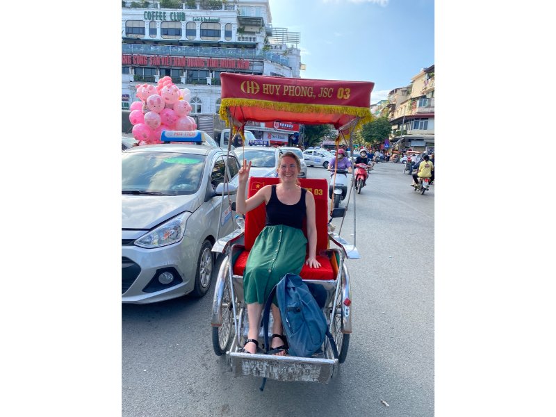 audrey de savoirs nomades dans un tuktuk à hanoi, vietnam.