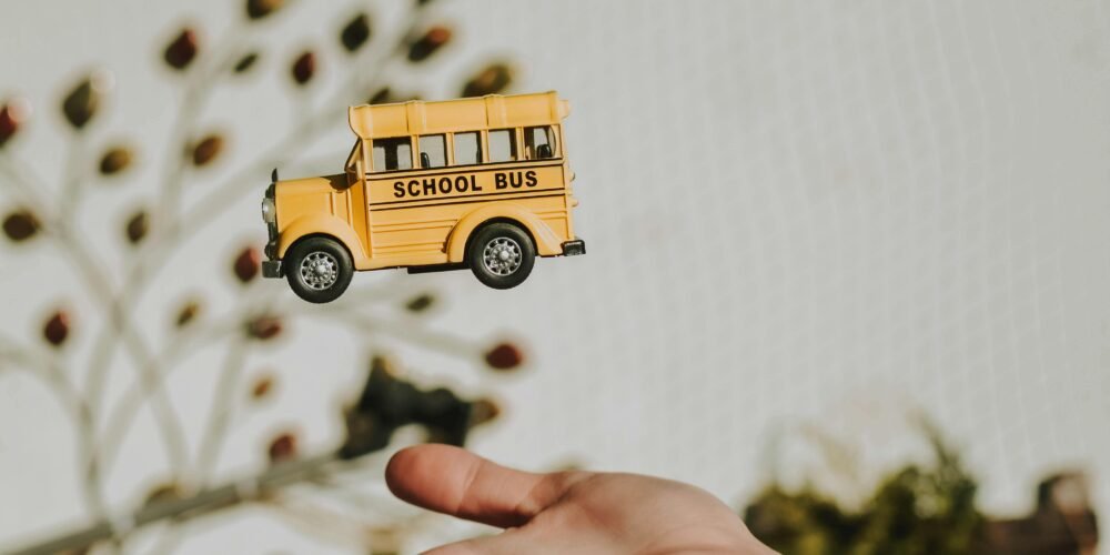 bus scolaire s'envolant évoquant l'instruction en voyage