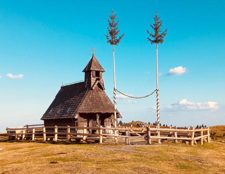 Eglise en Slovénie, perchée sur un plateau d'altitude