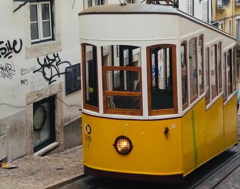 Tram jaune pour découvrir Lisbonne Portugal