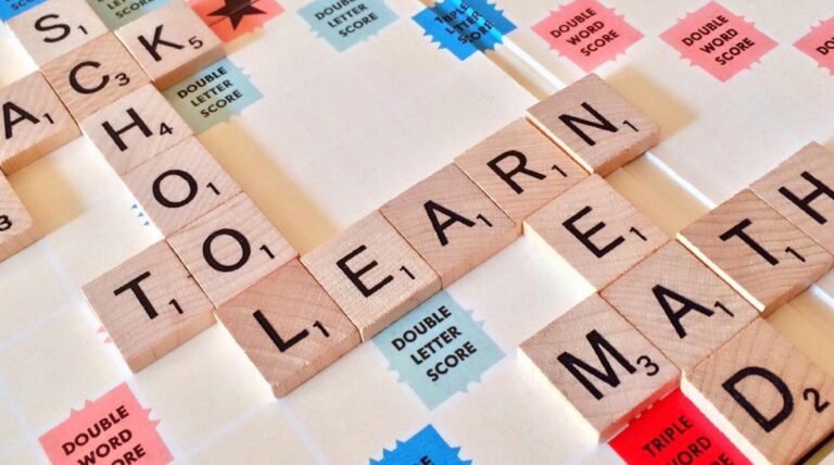 jeux de scrabble avec les mots apprendre et école en anglais, pour instruire les enfants