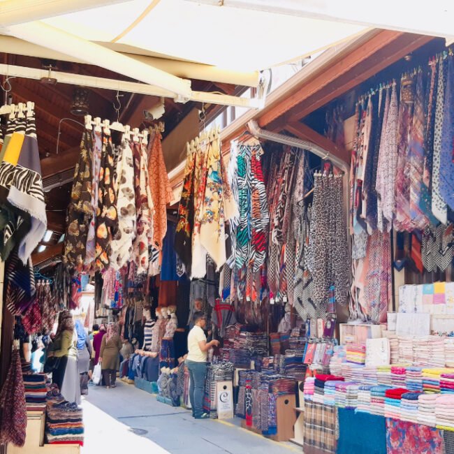 Étal de foulards au souk de Konya