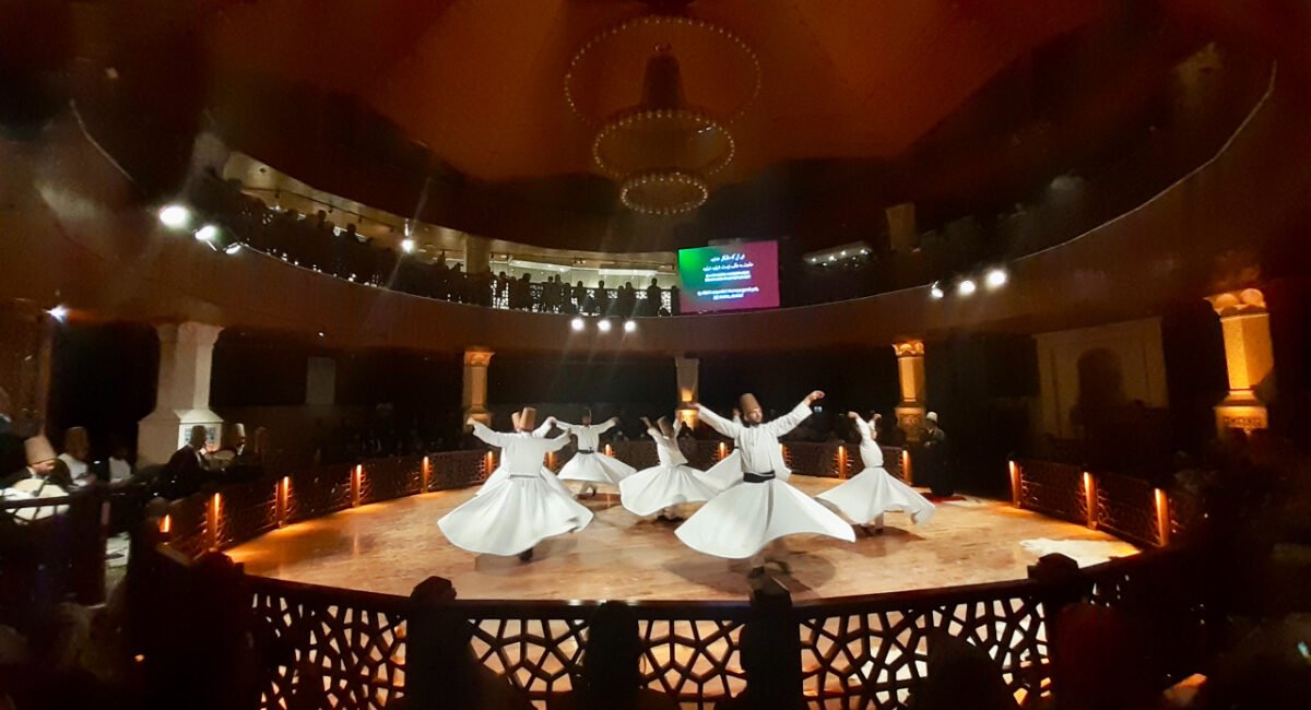 derviches tourneurs tournant au centre de la piste lors d'une cérémonie en Turquie