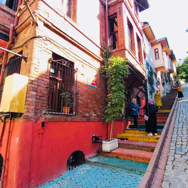 Rue du quartier Balat, avec des escaliers peints en couleurs