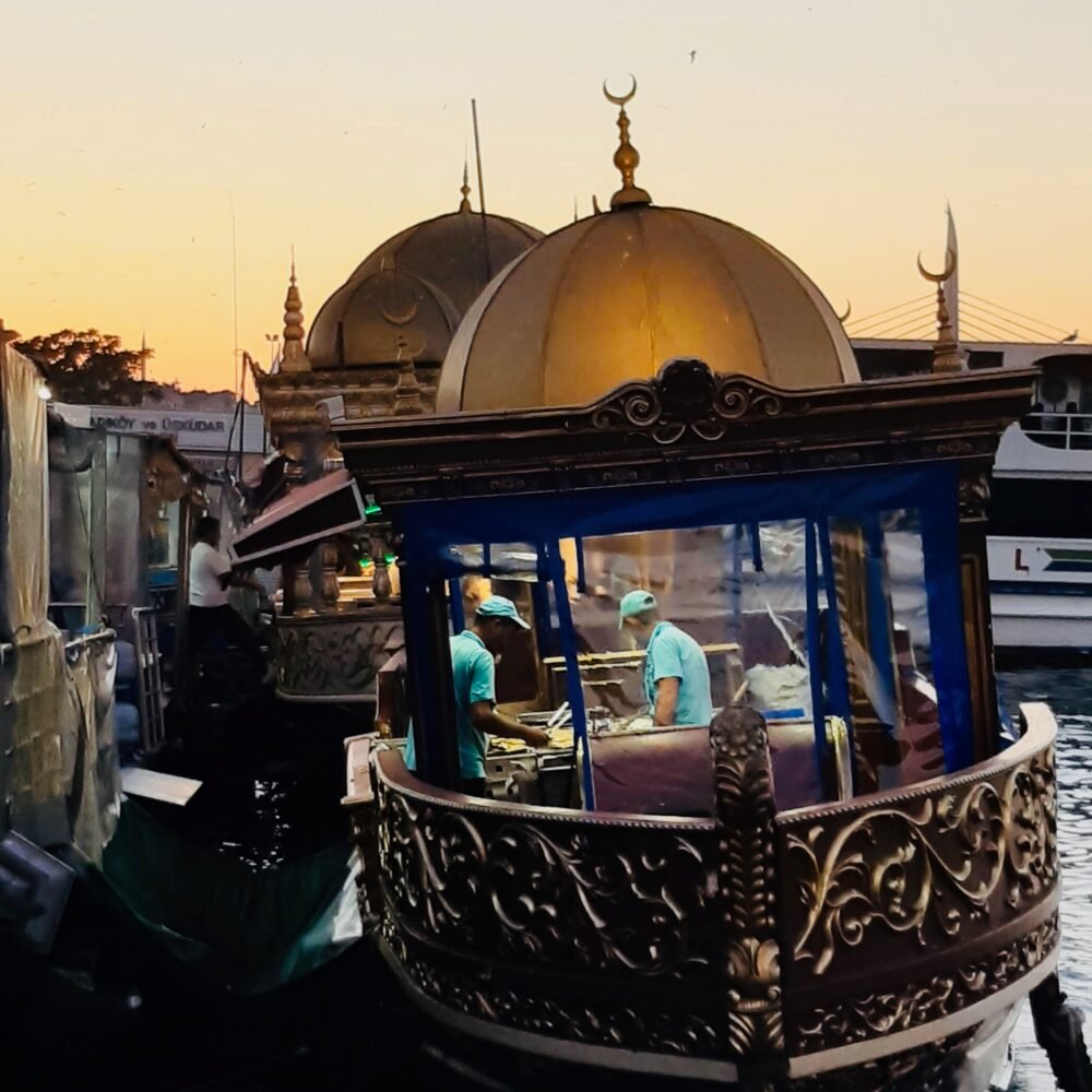 Bateaux cuisinant du poisson vers le pont de Galata
