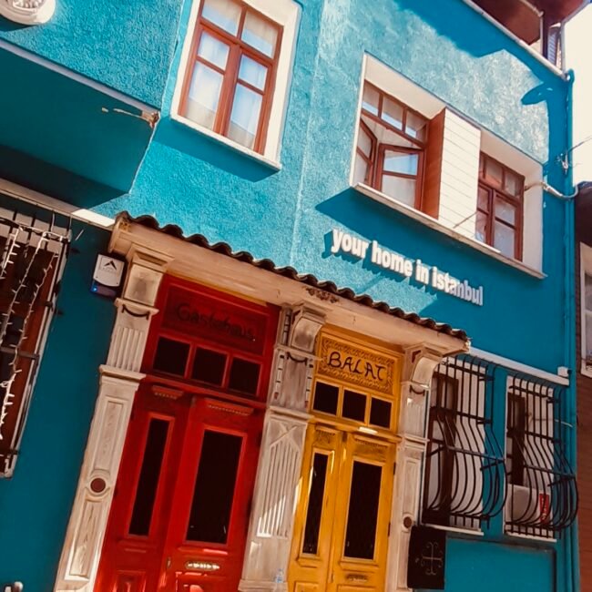 Facade colorée en bleu rouge et jauneà Istanbul