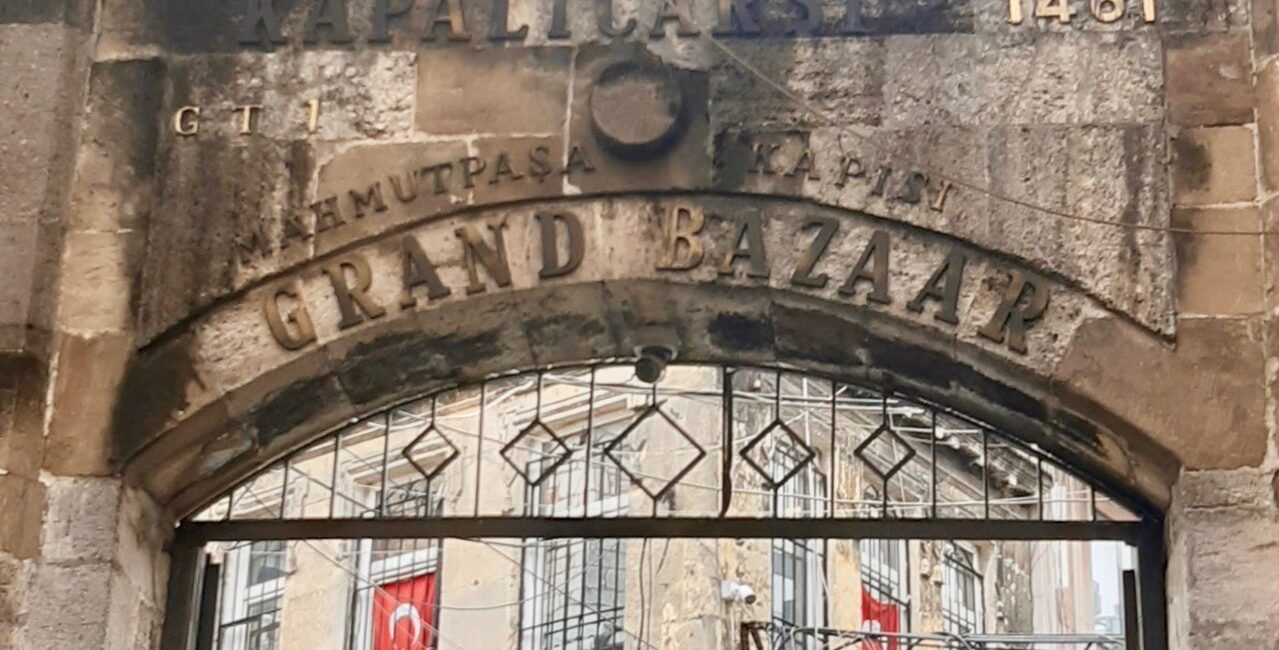 Enseigne du grand Bazar, à découvrir en famille à Istanbul