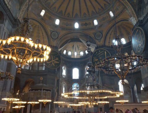 Sainte sophie en Turquie, plafond et lustres
