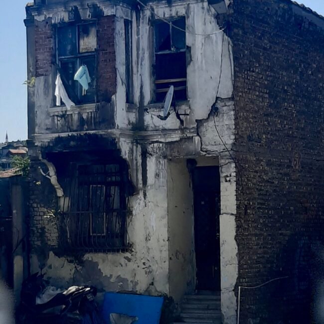 Maison délabrée dans un quartier populaire d'Istanbul