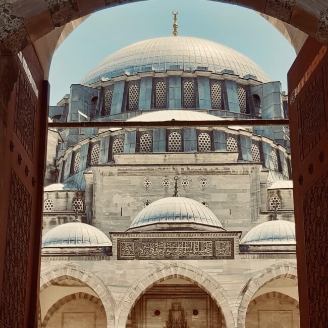 photo de la mosquée sulemaneh, prise depuis la porte