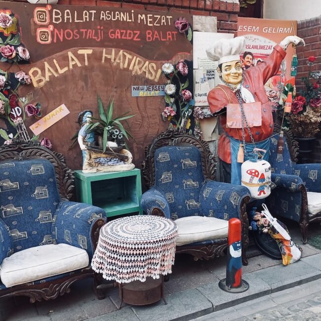 Fauteuils et déco rigolote dans le quartier balat, idéal pour visiter Istanbul en famille