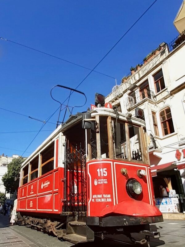 Tram rouge dans la rue Istikal