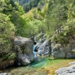 cascade à l'eau claire sur le mont olympe