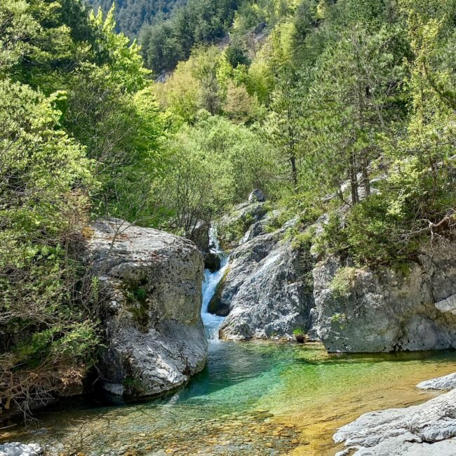 cascade à l'eau claire sur le mont olympe