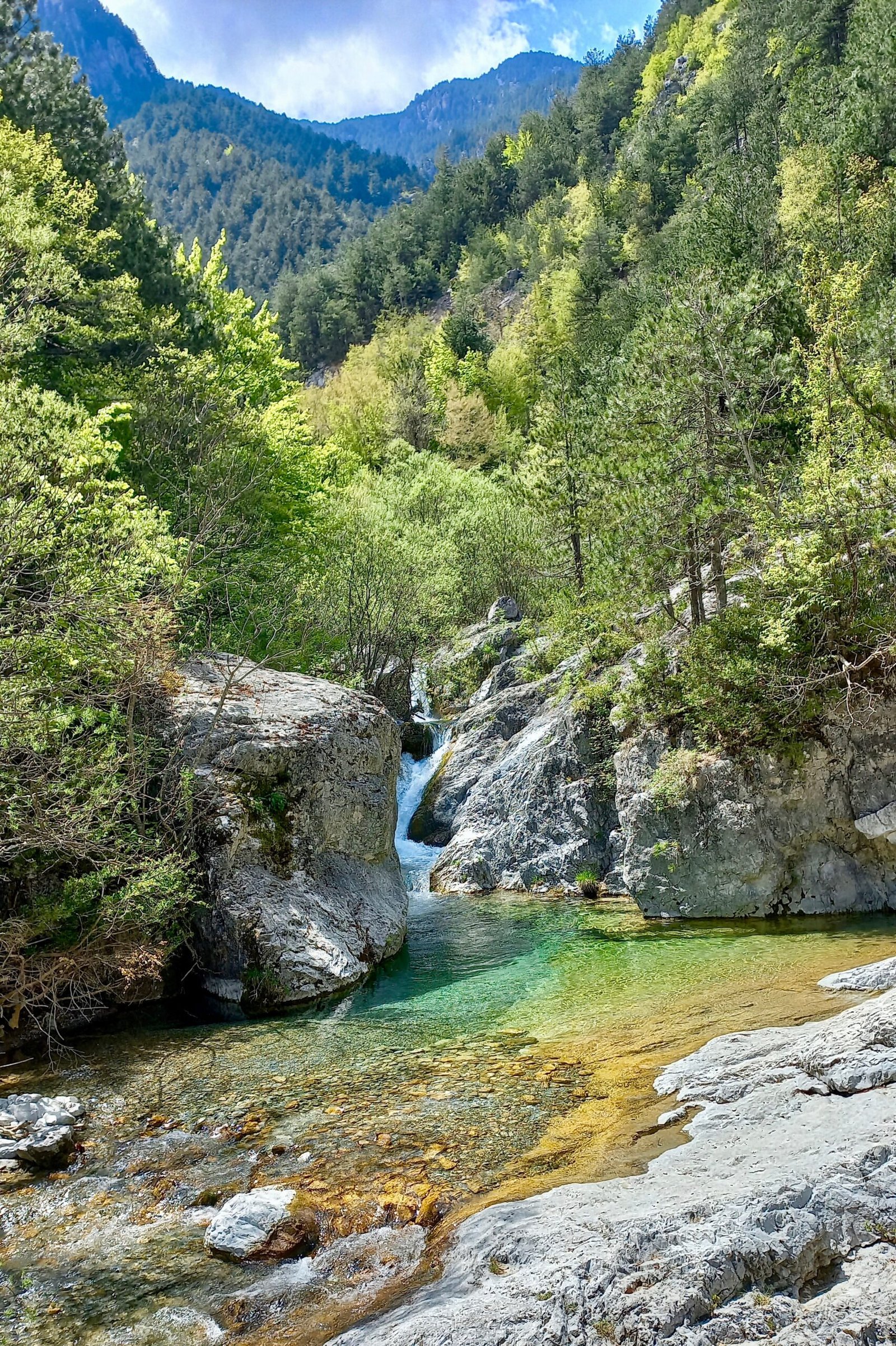 cascade à l'eau claire sur le mont olympe