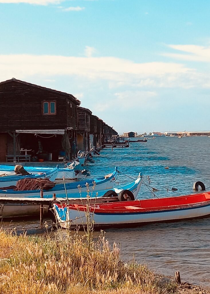 barques colorées devant les maisons de pêcheurs