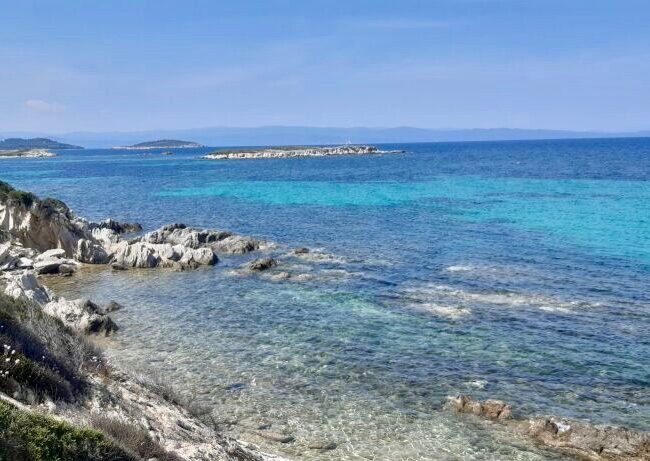 mer prise depuis les rochers, présentant des dégradée de bleus