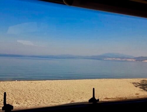 vue de la mer depuis la fenêtre d'un camping car