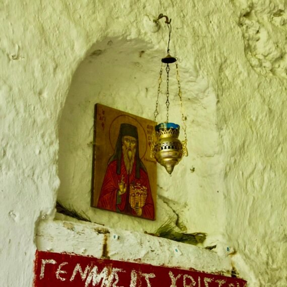 icone et encensoir à l'intérieur d'une chapelle de montagne