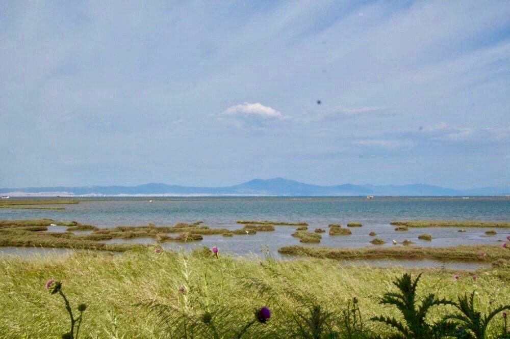 vue sur la lagune avec relief au loin
