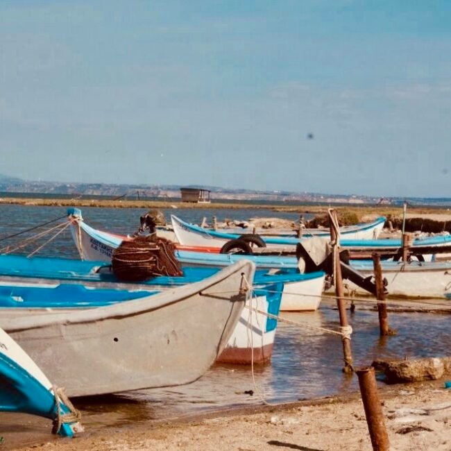 barques aux bords de la plage de la lagune du parc d'Axios