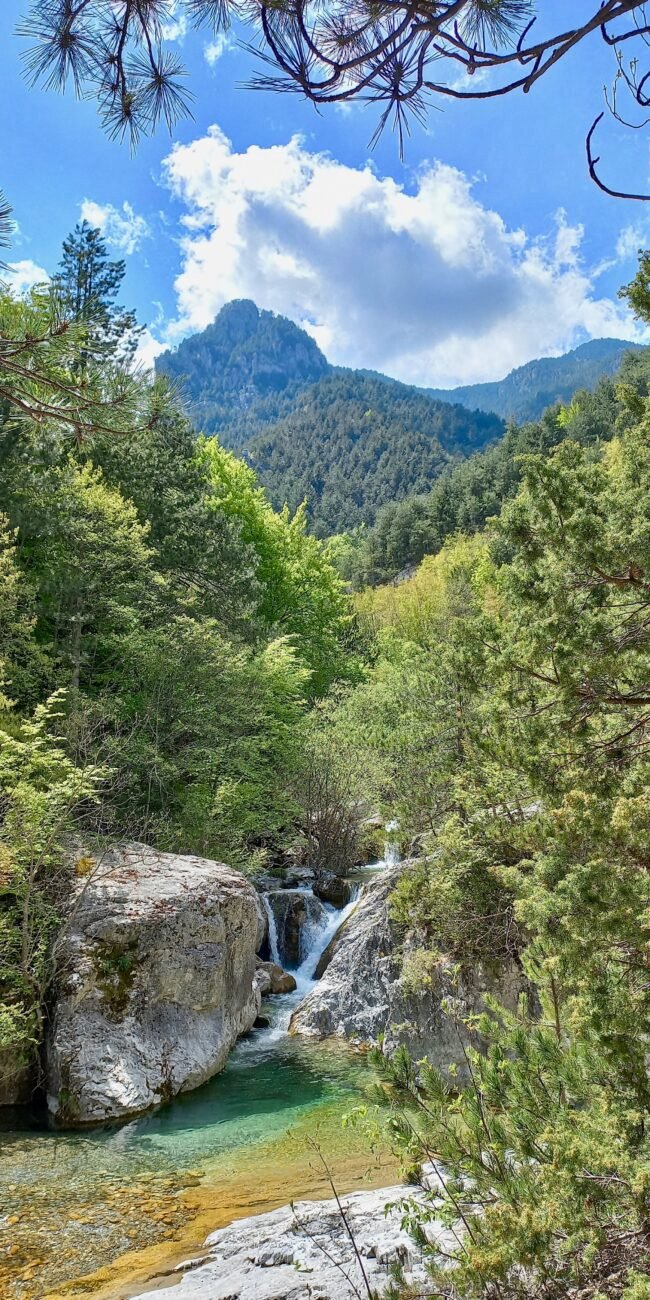 vue sur les montagnes et la cascade