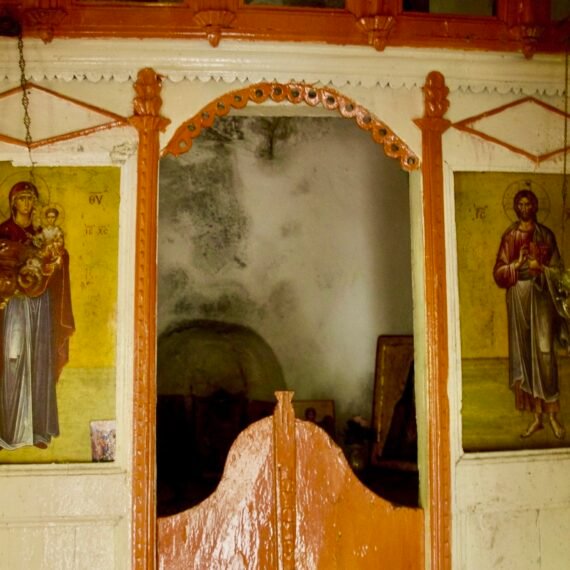 Icones orthodoxes dans une chapelle dans la montagne