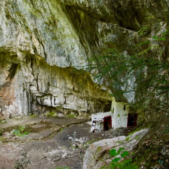 chapelle sous la roche sur le mont olympe
