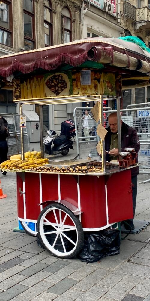 Vendeur de maïs dans la rue Istikal à Istanbul