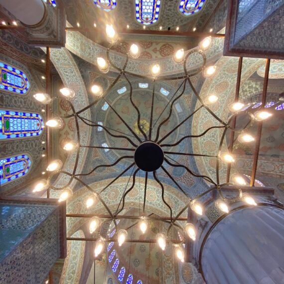Mosquée bleue, photo du plafond sous un luminaire