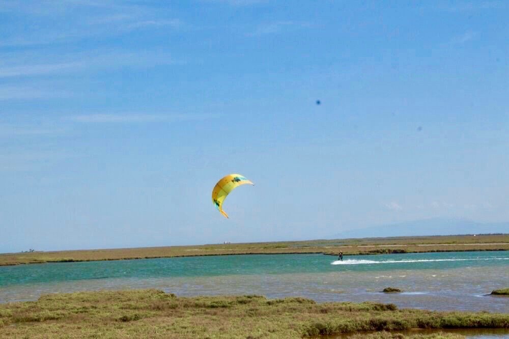 kite surfeur sur la lagune du parc d'axios