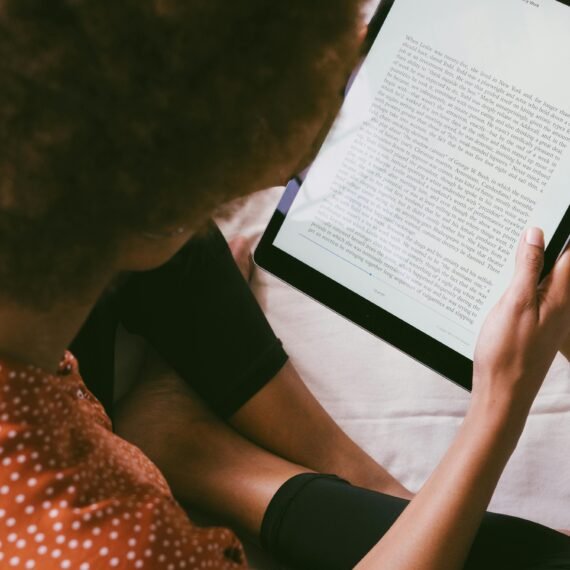 Lecture en voyage sur une tablette