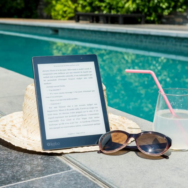Liseuse au bord d'une piscine : solution pour lire en voyage