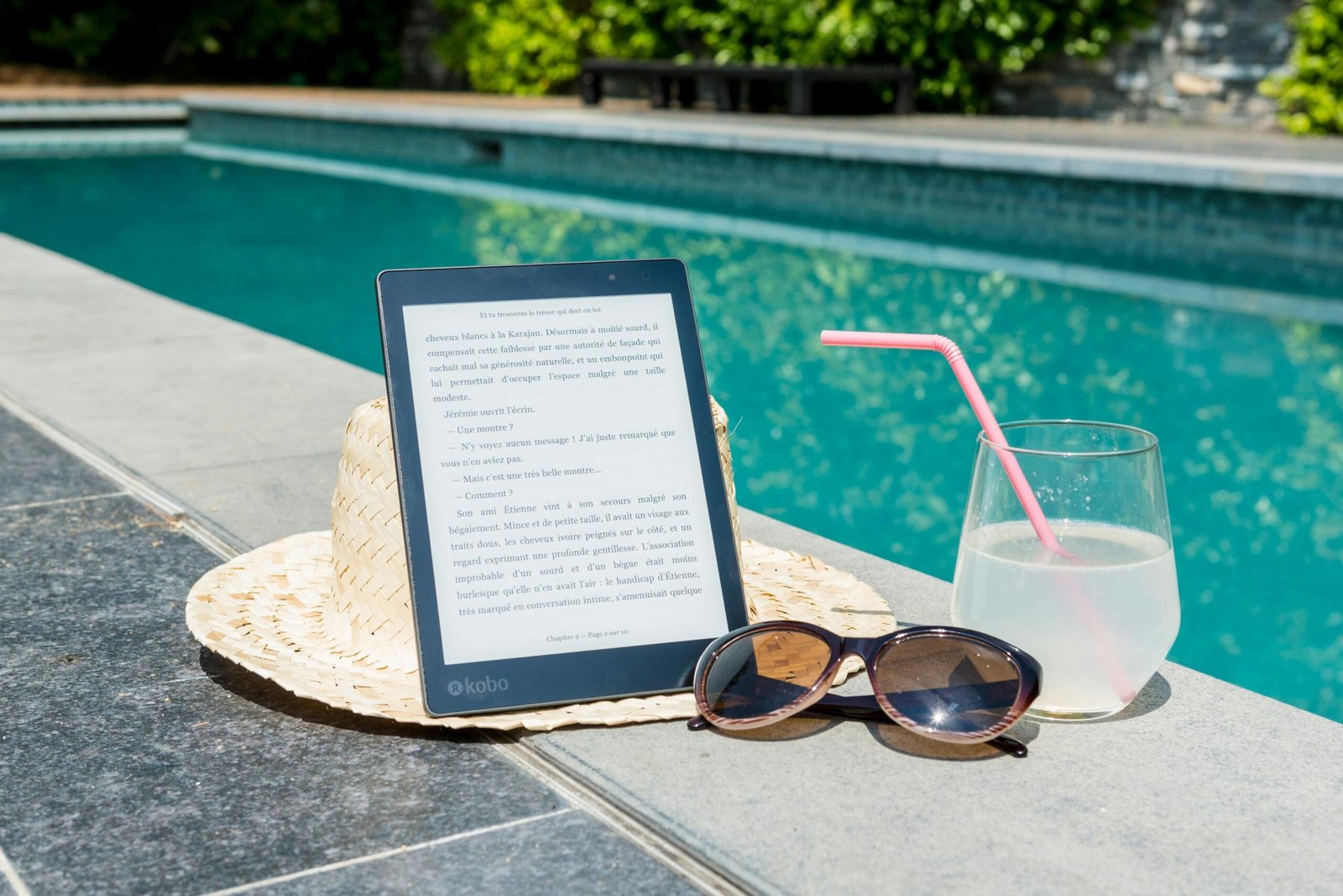 Liseuse au bord d'une piscine : solution pour lire en voyage