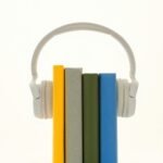 Casque audio entourant des livres : un livre audio !