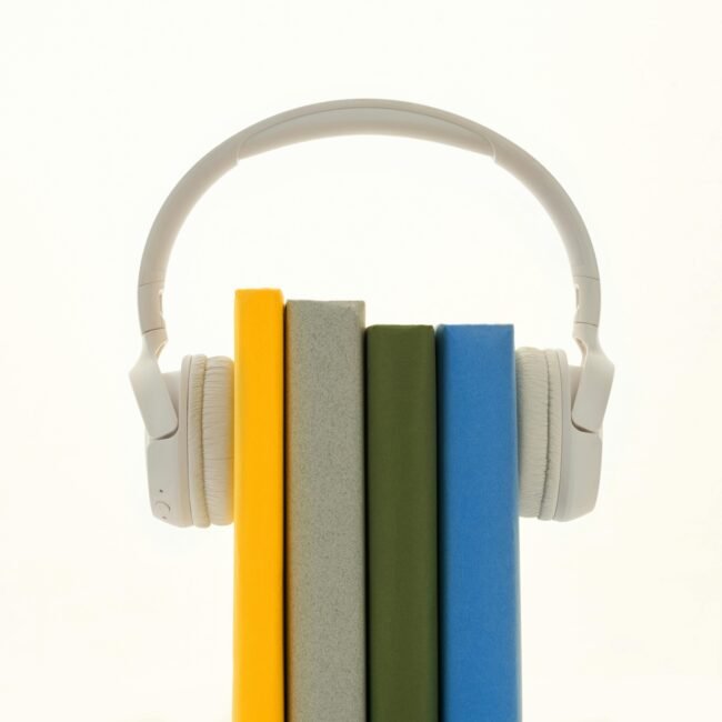 Casque audio entourant des livres : un livre audio !