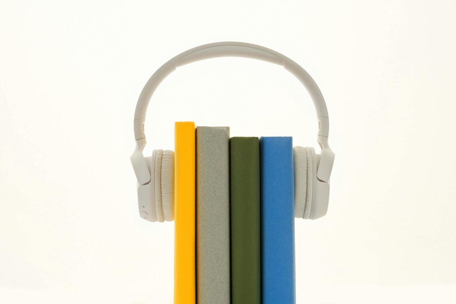 Casque audio entourant des livres : un livre audio !