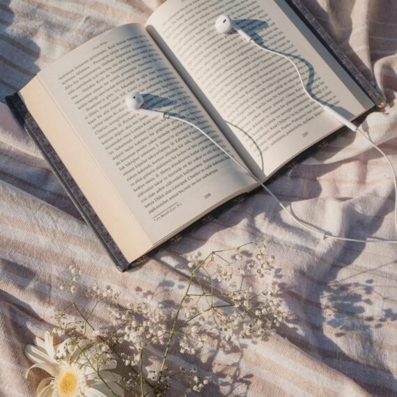 Livre ouvert avec un casque audio posé dessus