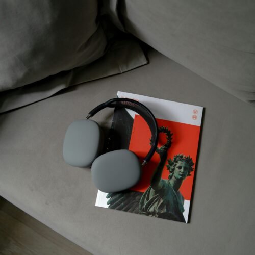Casque audio posé sur un livre : méthode pour les apprentissages en IEF