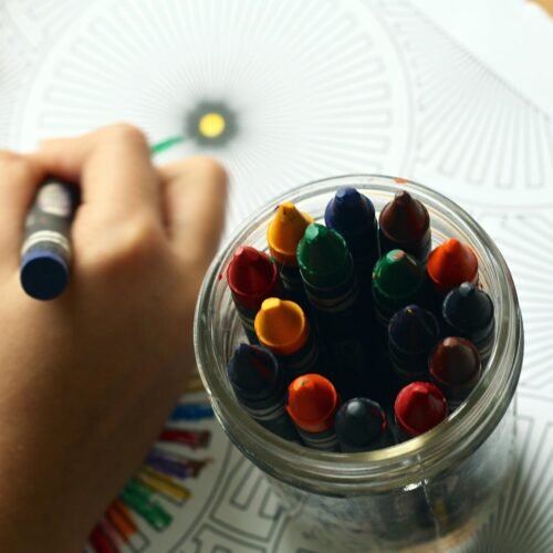 Enfants dessinant avec des crayons ce qu'il a percu de l'écoute d'un livre audio